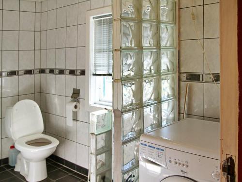 baño con aseo y ventana en One-Bedroom Holiday home in Øvre Årdal, en Øvre Årdal