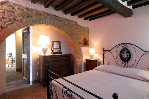 A bed or beds in a room at Villa Il Casone