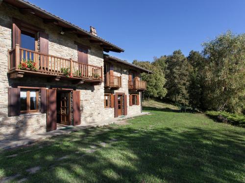 una casa con un patio de hierba delante de ella en Belvilla by OYO Cascina Paola, en Netro