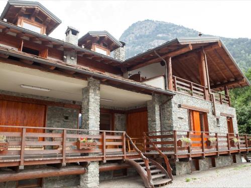 ein Haus mit einer Treppe, die hinauf führt in der Unterkunft Belvilla by OYO Chalet Antey Trilo in Antey-Saint-André