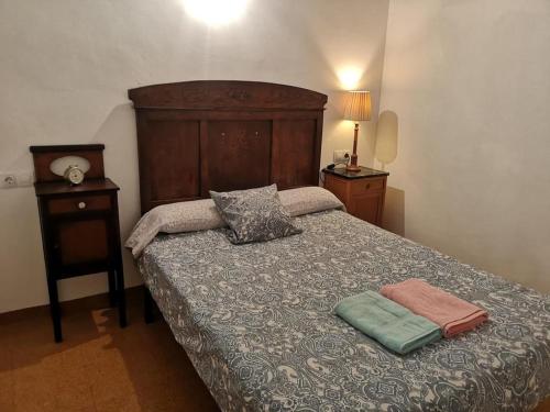 - une chambre avec un lit et 2 oreillers dans l'établissement casa ferreirua, à Ferreirúa