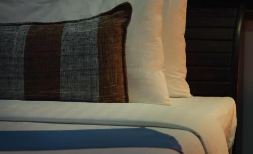 Postel nebo postele na pokoji v ubytování Indigo House Hotel