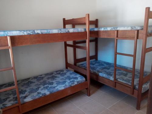 Uma ou mais camas em beliche em um quarto em Maravilhosa vila a 150 m da praia do GUARAÚ, para 30 pessoas!