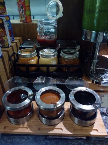 a group of pots and pans on a cutting board at Galeria Plaza Irapuato in Irapuato
