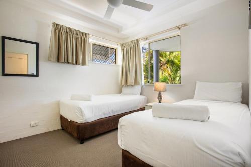 Giường trong phòng chung tại Mariner Bay Apartments