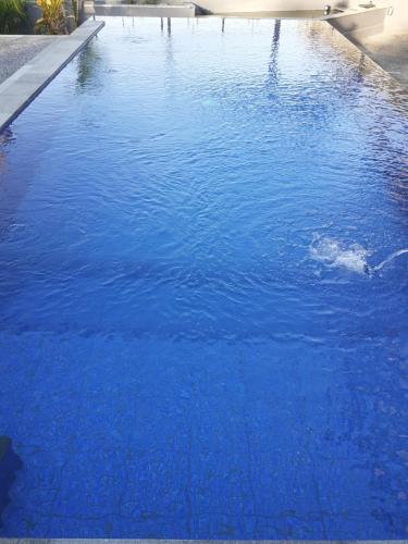 A piscina localizada em Griya Bun Sari ou nos arredores