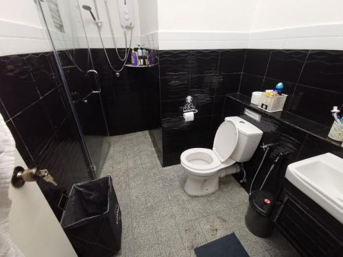 a bathroom with a shower and a toilet and a sink at 5M cozy Homestay Bukit Mahkota Kajang in Kajang