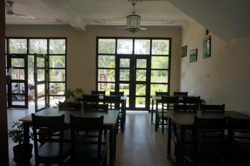 Restoran atau tempat lain untuk makan di Ramayana Room at Khajuraho