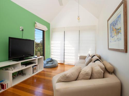 Illaroo Absolute Beachfront with Spaにあるテレビまたはエンターテインメントセンター