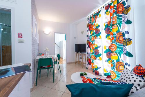 Niko's Charming Apartment with FREE parking