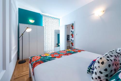 Niko's Charming Apartment with FREE parking