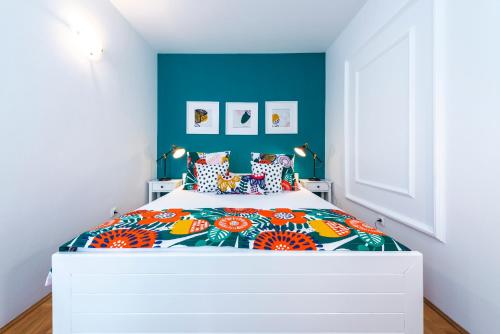 Niko's Charming Apartment with FREE parking