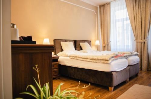 sypialnia z łóżkiem i oknem w obiekcie CORNER HOUSE w Łuczeńcu