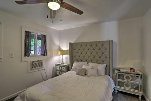 een slaapkamer met een bed en een plafondventilator bij Modern Entertainment Getaway Off Sacramento River! in Anderson