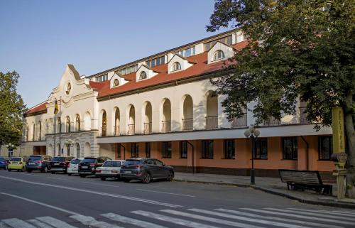 um edifício com carros estacionados ao lado de uma rua em Remarkable Appartments in Town Center em Poltava