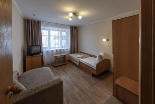 ヤロスラヴリにあるHotel Touristのベッドとテレビが備わるホテルルームです。