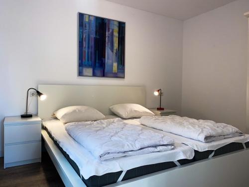 1 cama en un dormitorio con una foto en la pared en Vakantiehuis Domburg DO12, en Domburg