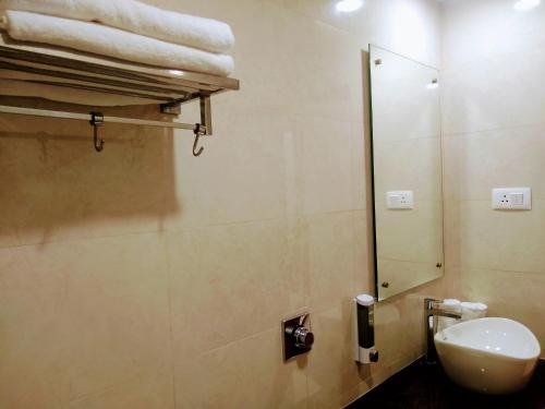 Un baño de Hotel Laxmi Cityside