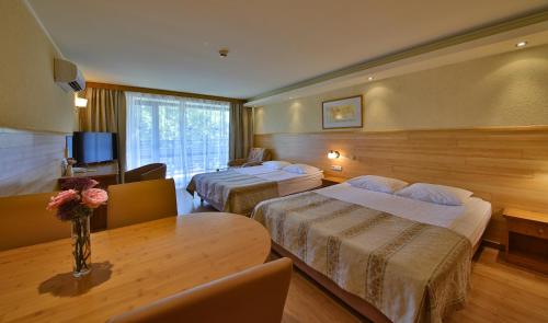 Tempat tidur dalam kamar di Flamingo Hotel 4*