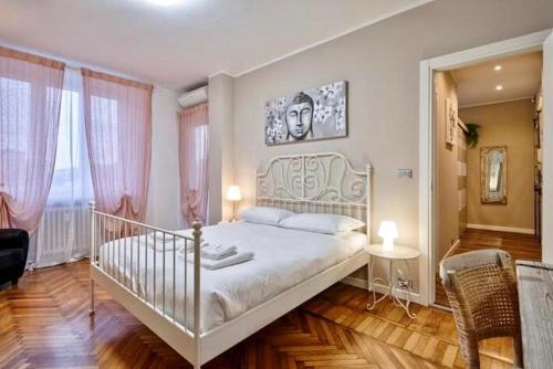 ein Schlafzimmer mit einem weißen Bett in einem Zimmer in der Unterkunft Andreis 3 in Turin