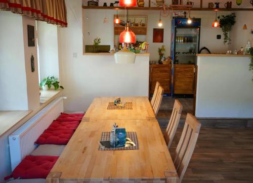 un tavolo e sedie in legno in una stanza di U Broučků a Lipová-lázně
