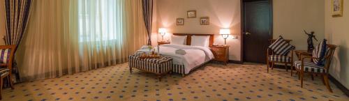 Säng eller sängar i ett rum på Grand Tien Shan Hotel