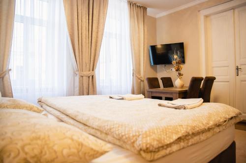 ein Hotelzimmer mit zwei Betten und einem Fenster in der Unterkunft CORNER HOUSE in Lučenec