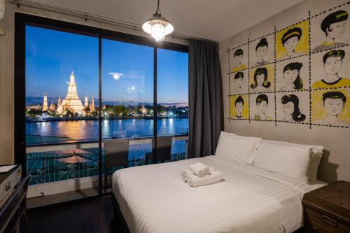 1 dormitorio con 1 cama y ventana grande en Inn a day, en Bangkok