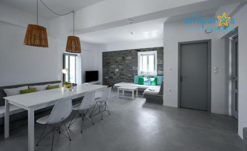 a living room with a white table and chairs at Antiparos Homes in Antiparos Town