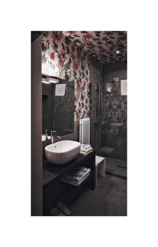 a bathroom with a sink and a shower at Villa Fontana Relais Suite & Spa in Agliano Terme