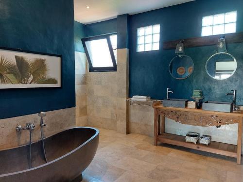 La salle de bains est pourvue d'une baignoire et d'un lavabo. dans l'établissement Bali Sila Bisma, à Ubud