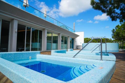 una casa con piscina frente a un edificio en Victoria Mobilehome in Union Camping Cavallino, en Cavallino-Treporti