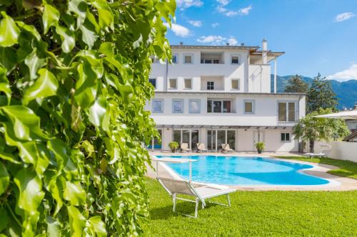 eine Villa mit einem Pool und einem Haus in der Unterkunft Hotel Teutschhaus in Kurtinig an der Weinstraße