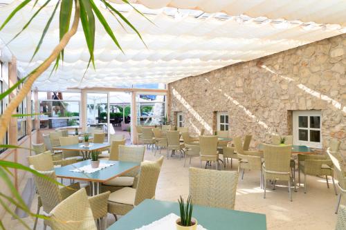 patio restauracji ze stołami i krzesłami w obiekcie Hotel Teutschhaus w mieście Cortina Sulla Strada Del Vino