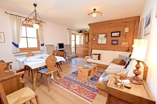 ein Wohnzimmer mit einem Sofa und einem Tisch in der Unterkunft Aurturist S Candido Roulette in Innichen