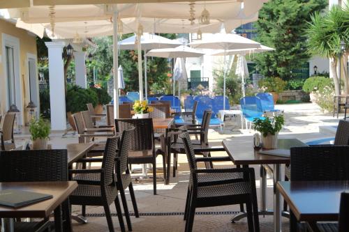 Un restaurante o sitio para comer en Solaris Apartment Kassiopi