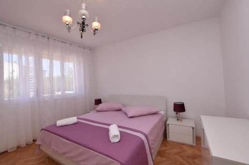 Een bed of bedden in een kamer bij Apartments Kure