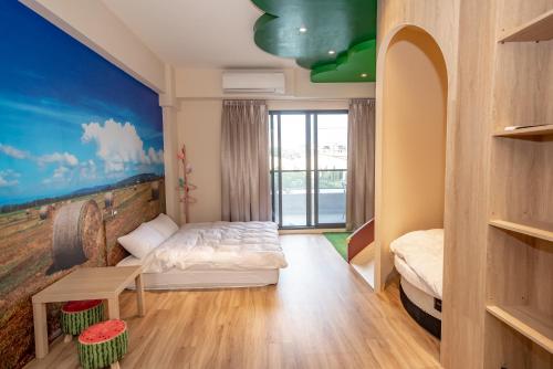 Una habitación con una cama y una pared con un mural. en 綠竹弄親子民宿附設背包客房, en Ch'i-she