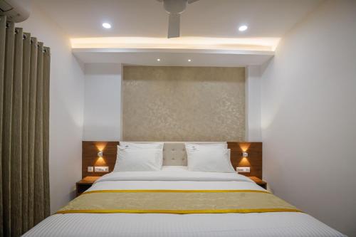 ein Schlafzimmer mit einem großen Bett in einem Zimmer in der Unterkunft Hotel Laxmi Cityside in Mangaluru