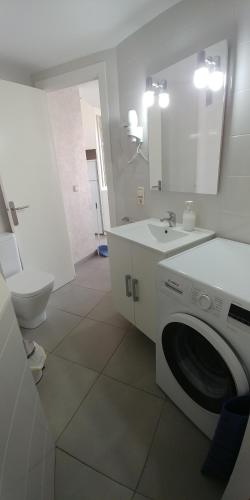 W łazience znajduje się pralka i umywalka. w obiekcie Apartament Oasis A6 ROSES w mieście Roses