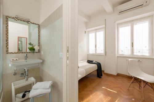 un baño con lavabo y espejo en Aurelia Home Guest House, en Roma