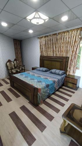 - une chambre avec un grand lit dans l'établissement Janjua lodges Murree, à Murree