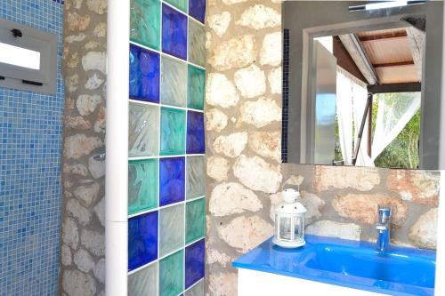 uma casa de banho com um lavatório azul e um espelho. em Finca Son Lleig 001 by Mallorca Charme em Muro