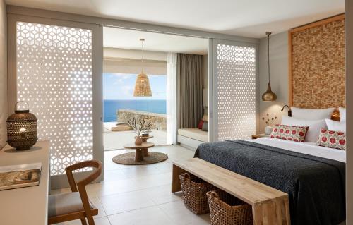 um quarto com uma cama e vista para o oceano em Elix, Mar-Bella Collection em Perdika