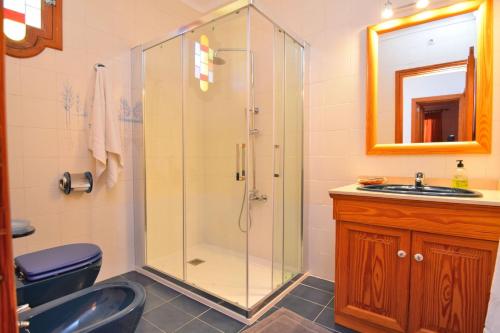 y baño con ducha acristalada y lavamanos. en Casa Embat 045 by Mallorca Charme, en Son Serra de Marina