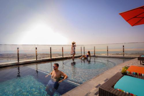 สระว่ายน้ำที่อยู่ใกล้ ๆ หรือใน Andaz Capital Gate Abu Dhabi - a concept by Hyatt