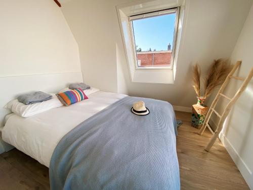 מיטה או מיטות בחדר ב-Luxurious historical Loft close to the beach!
