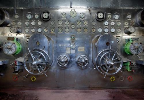 a wall with a bunch of valves on a plane at ss Rotterdam by WestCord in Rotterdam