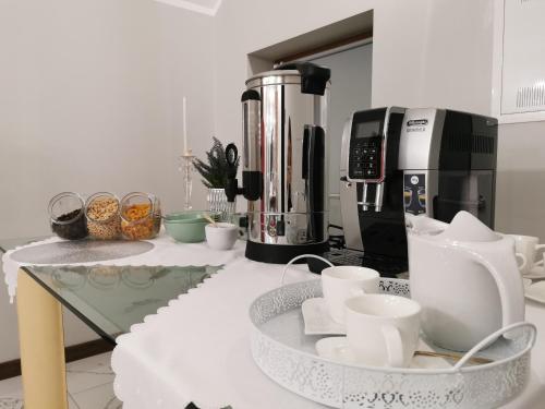 eine Küche mit Kaffeemaschine und Tassen auf der Theke in der Unterkunft Miodowe Siedlisko in Sokółka