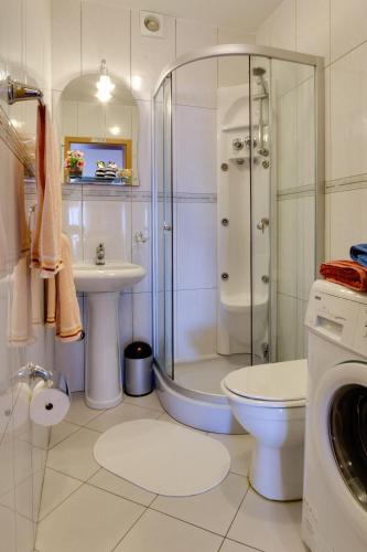 Ένα μπάνιο στο Montenegro Apartments Utjeha